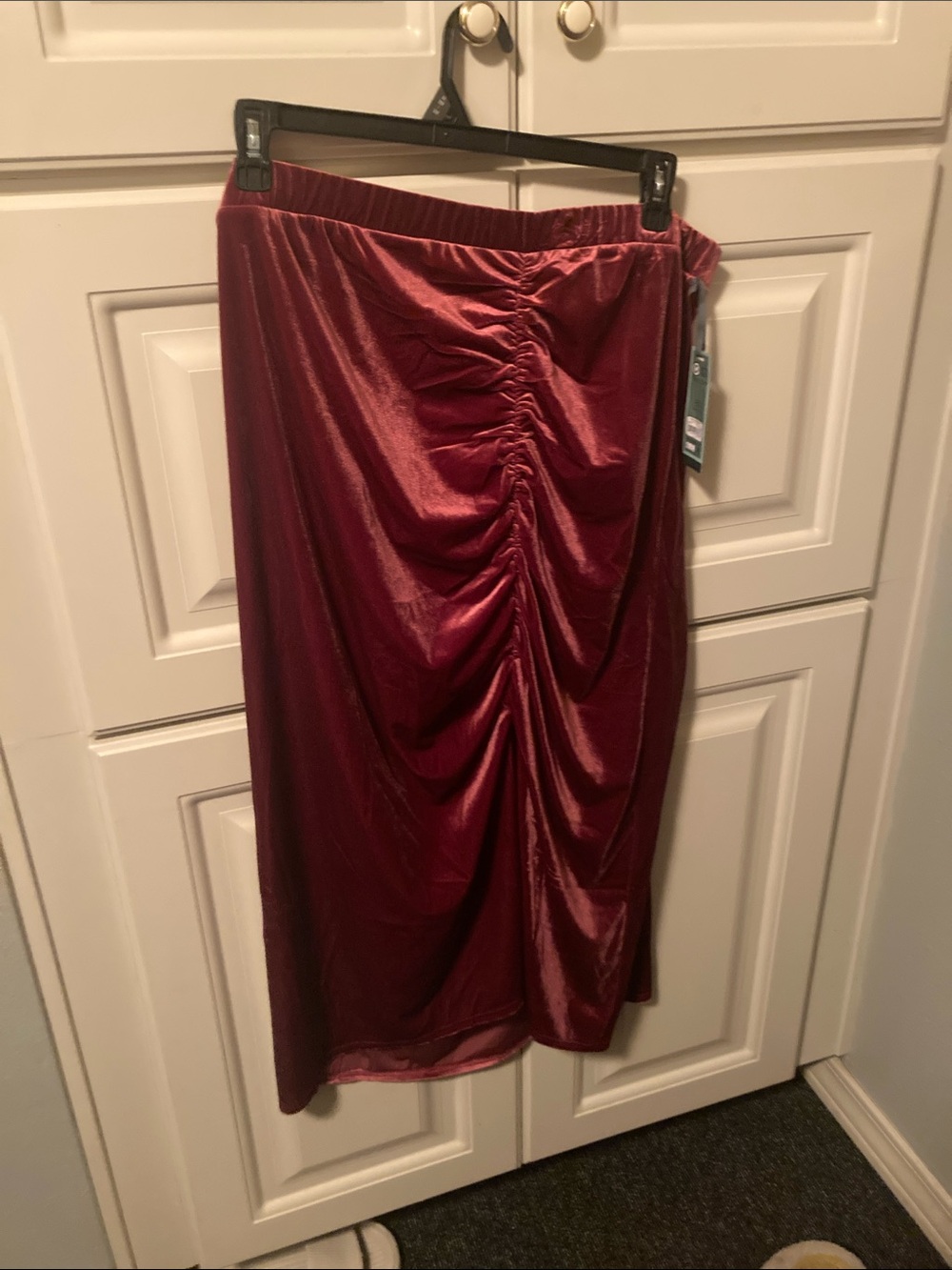 Plus size Terra & Sky Ruched Satin Midi Skirt in Burgundy